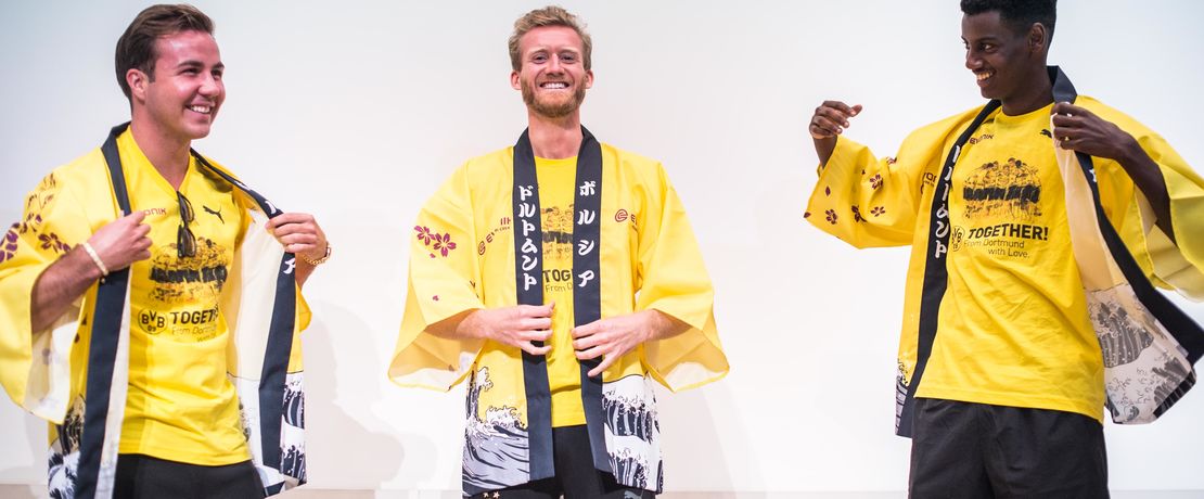 They were presented Evonik-BVB original happi, which is Japanese traditional jacket for festival occasions. 