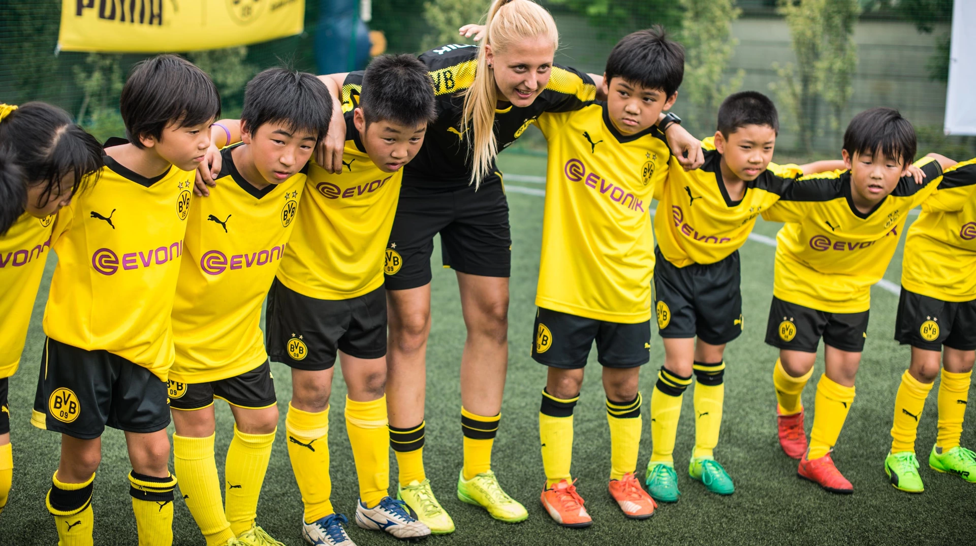 ボルシア・ドルトムントの選手が7月に来日！ - Evonik Industries